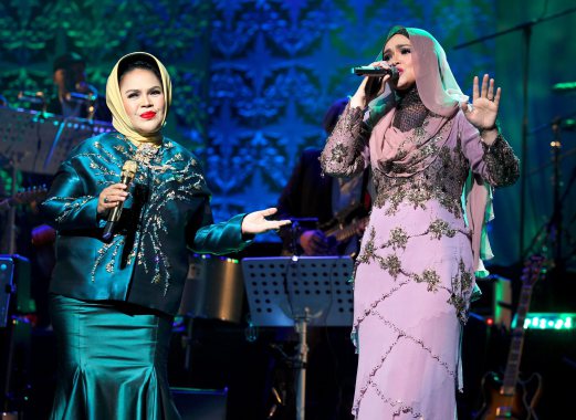 Datuk Siti Nurhaliza bersama Hetty Koes Endang (kiri) di Konsert Satu Suara Vol.2 di Istana Budaya. Foto -Zunnur Al Shafiq