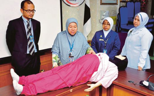 Dr. Faizan Irdawaty (dua dari kiri) menunjukkan cara memakai seluar bersalin yang dikenali sebagai Materna Pants di Wisma Persekutuan. Foto -Harian Metro