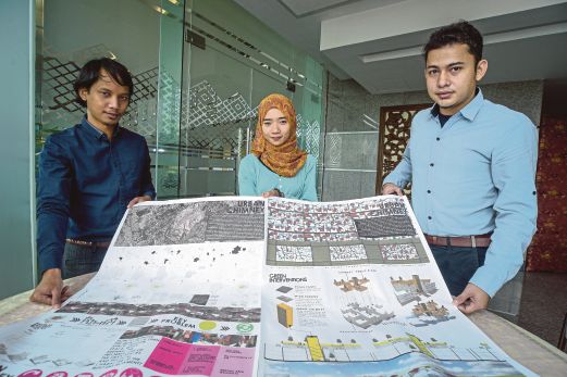 Nur Deena bersama Mohamad Syaifuladli (kiri) dan Ahmad Azlan menunjukkan rekaan seni bina yang dimenangi. Foto -Harian Metro