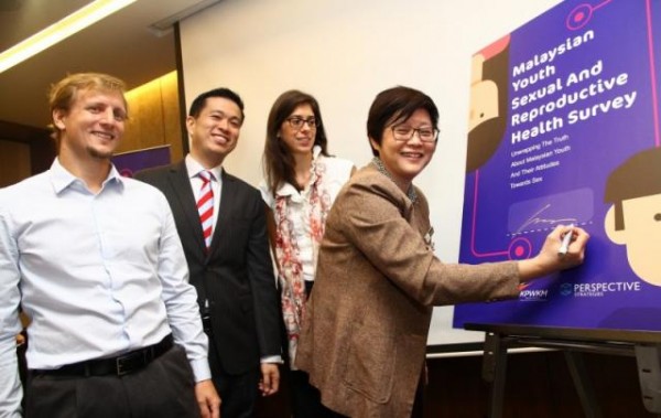 Yang Berhormat Senator Datin Paduka Chew Mei Fun, Timbalan Menteri Pembangunan Wanita, Keluarga dan Masyarakat sedang menandatangani kulit buku panduan kaji selidik "Kesihatan Seksual dan Reproduktif Warga Muda Malaysia". Foto -Arkib Wanista
