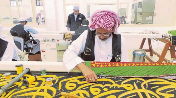 Pekerja tekun menyulam ayat suci Al-Quran pada Kiswah, Foto -Sumber