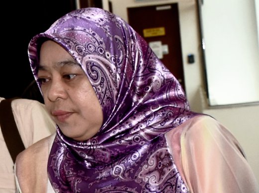 Norlizamengaku tidak bersalah di Mahkamah Sesyen Shah Alam, terhadap tiga pertuduhan salah guna kuasa membabitkan pembekalan peralatan untuk aktiviti sekolah bernilai RM6,591.65, awal tahun ini. Foto -Mohd Asri Saifuddin Mamat